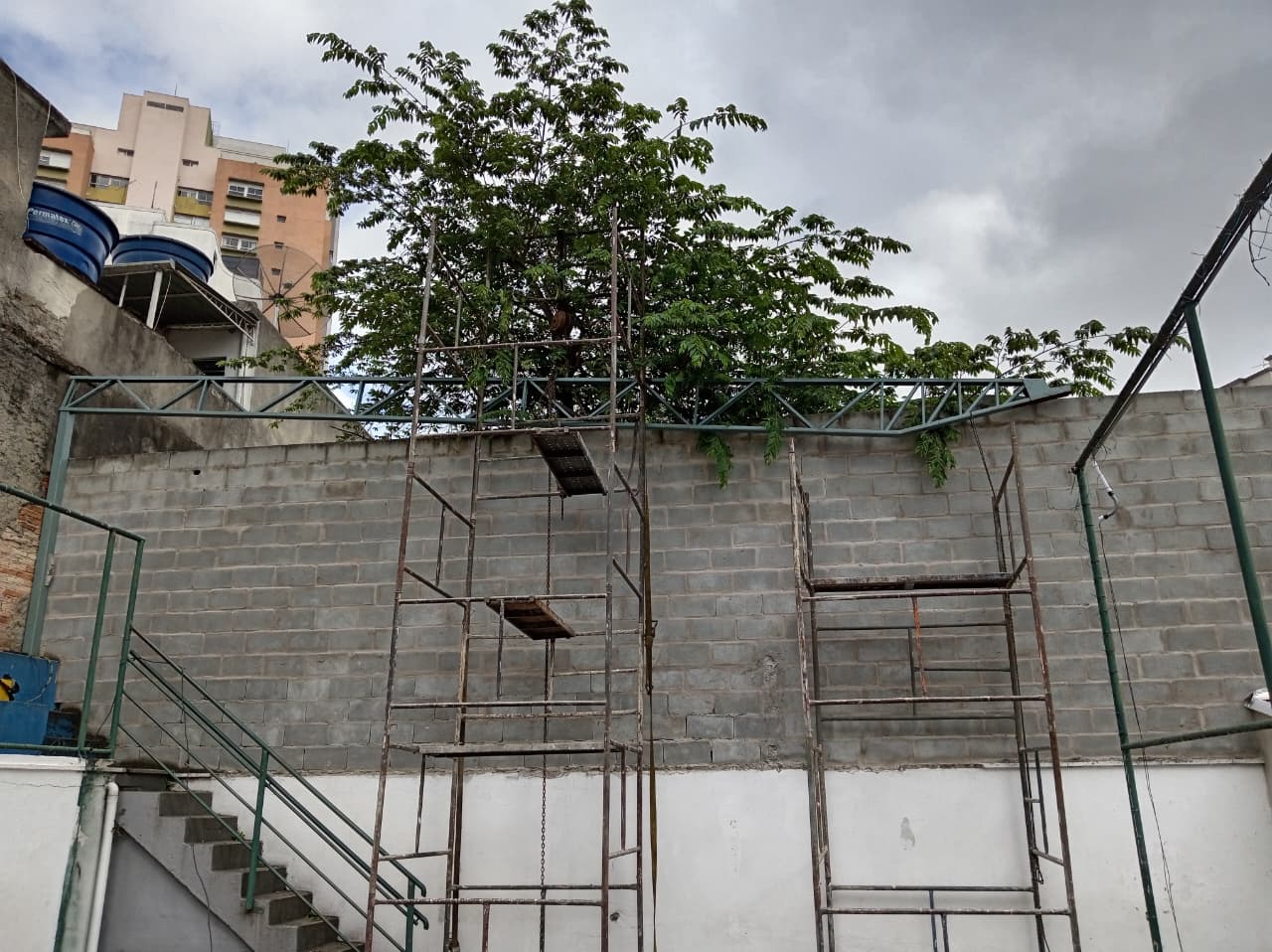 Manutenção de cobertura metálica